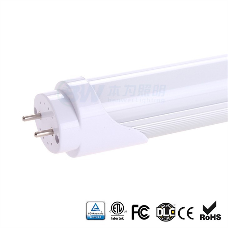 Remplacement d’un luminaire fluorescent dans la cuisine avec un éclairage de piste