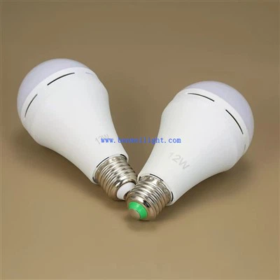 Lot de 4 ampoules LED à piles 9 W.