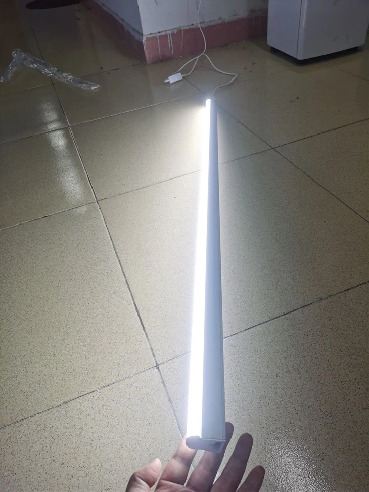 Tube LED T5 18W avec supports et câble
