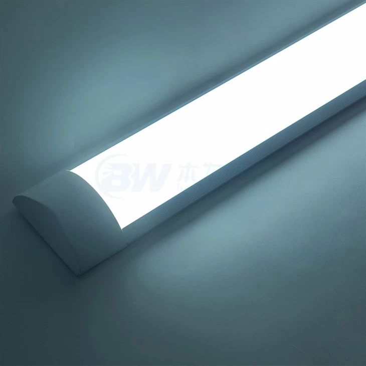 Lumière linéaire à réglette LED suspendue
